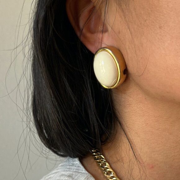 Vintage 1980s bold white oval shaped clip on studs gold toned fabulous statement - Picture 4 of 8